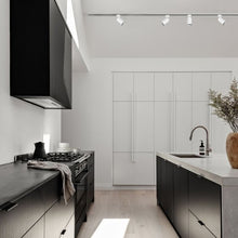 Cargar imagen en el visor de la galería, Kit blanco riel monofásico 1 m + 3 focos con ampolletas GU10 - KOFO0006