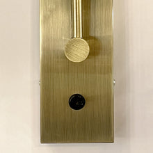 Cargar imagen en el visor de la galería, Apliqué metal dorado pantalla ratán E27 - LGAP0078