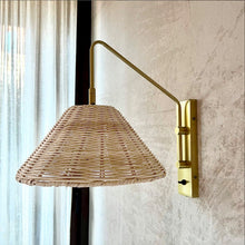 Cargar imagen en el visor de la galería, Apliqué metal dorado pantalla ratán E27 - LGAP0078