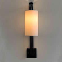 Cargar imagen en el visor de la galería, Aplique metal negro pantalla tela blanco 10x19x55 cm - LGAP0122