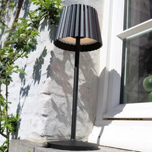 Cargar imagen en el visor de la galería, Lámpara sobremesa exterior negro recargable Ø13,5x38 cm LED 2W - LULS0173