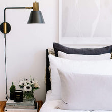 Cargar imagen en el visor de la galería, Apliqué metal bronce negro Ø18x53,5x37 cm E27 - LGAP0110