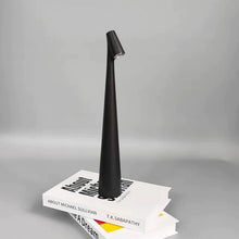 Cargar imagen en el visor de la galería, Lámpara sobremesa minimalista metal negro Ø6.5x45 cm LED 4,5W - TOLS0017
