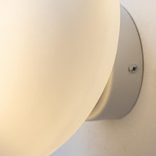 Cargar imagen en el visor de la galería, Apliqué metal blanco vidrio empavonado de 24x22x33 cm LED 5W - ONAP0046
