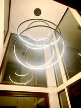 Cargar imagen en el visor de la galería, Lámpara colgante metal 5 aros Ø 1,20 mt. LED 237W - DILC0003
